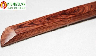 bokken-go-cam-lai được chế tác từ gỗ cẩm lai việt nam chất lượng được tuyển lựa kĩ, gỗ hoàn hảo không lỗi nhỏ, được chế tác bởi nghệ nhân có tay nghề cao 15 năm kinh nghiệm, sản phẩm mộc kiếm ra đời là một tuyệt tác tinh tế và sắc xảo, gỗ mộc được đánh bóng tự nhiên đạt độ bóng gương và không sơn