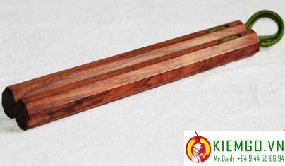 con-nhi-khuc-cam-chi côn nhị khúc gỗ cẩm chỉ là loại côn gỗ quý chất lượng của shop kiemgo.vn, vân gỗ và màu sắc gỗ đặc sắc, gia công chuẩn sắc nét tinh tế, kết hợp bởi dây dù xịn bền chắc dẻo dai