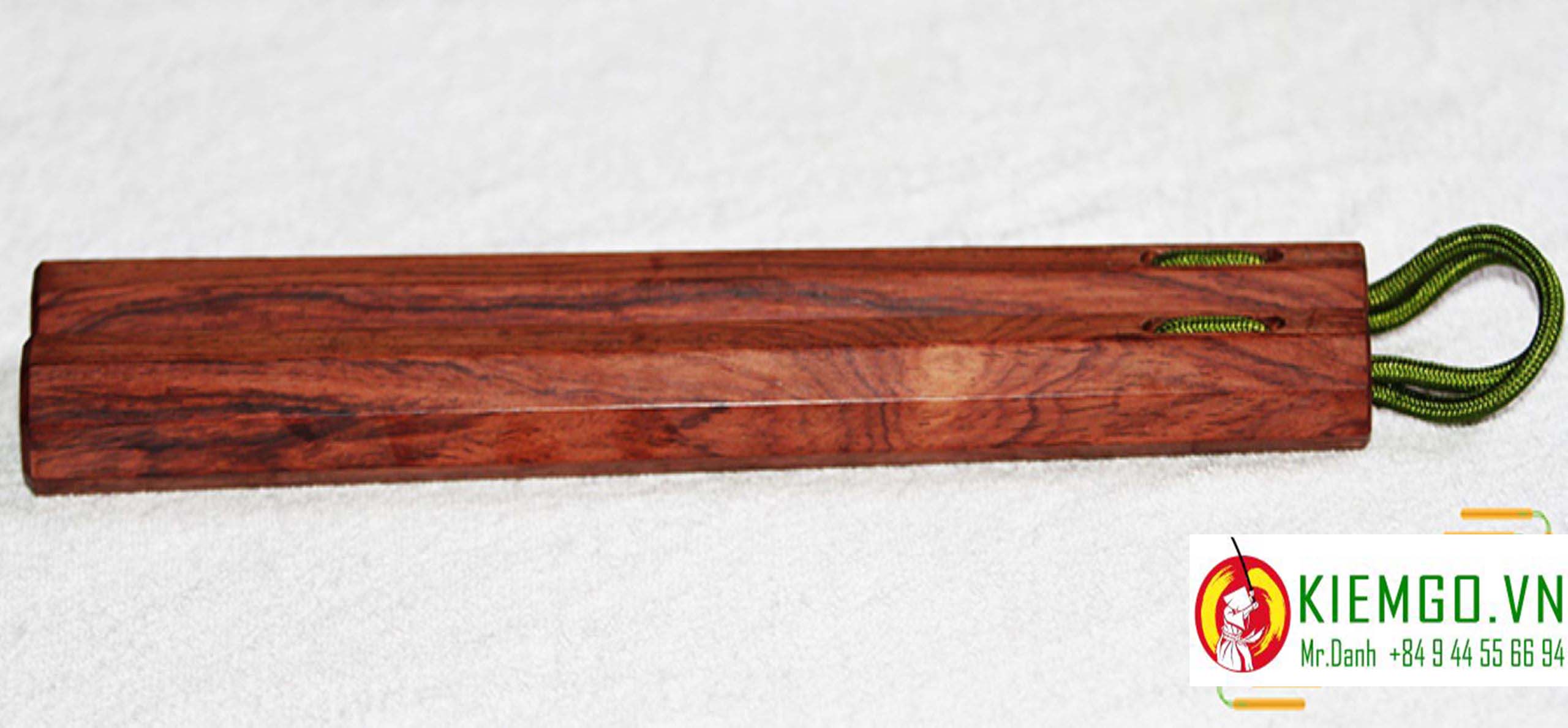 con-nhi-khuc-cam-chi côn nhị khúc gỗ cẩm chỉ là loại côn gỗ quý chất lượng của shop kiemgo.vn, vân gỗ và màu sắc gỗ đặc sắc, gia công chuẩn sắc nét tinh tế, kết hợp bởi dây dù xịn bền chắc dẻo dai