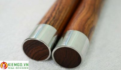 con-nhi-khuc-cam-lai-bit-inox là côn nhị khúc gỗ quý chất lượng của shop, gỗ loại 1 xịn xò, vân gỗ đẹp, gia công chuẩn sắc nét tinh tế, bịt inox tăng thẩm mỹ và độ bền đầu côn lên rất nhiều, dây xích khớp xoay inox linh hoạt bền bỉ chắc chắn