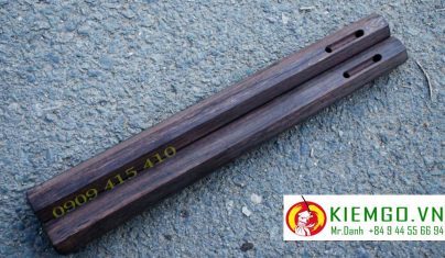 con-nhi-khuc-go-cam-lai-den là một loại côn gỗ quý, cẩm lai đen giá trị bậc nhất trong các dòng cẩm lai, côn được chế tác tinh tế và đều cạnh, cạnh sắc nét
