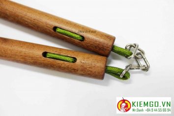Côn nhị khúc gỗ căm xe tròn dây dù xích là một lựa chọn rất phù hợp cho anh em nào thích côn kiểu truyền thống okinawa