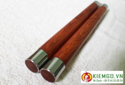 Côn nhị khúc gỗ hương bịt inox là một sản phẩm cực kì chất lượng, phôi gỗ loại 1 hoàn hảo, gia công cực chuẩn , đánh bóng gỗ mộc tự nhiên không sơn PU