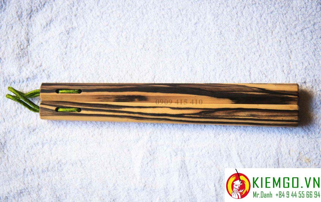 con-nhi-khuc-go-mun-hoa là loại côn gỗ quý độc đáo nhất việt nam, gỗ có màu trắng vân đen, gỗ chất lượng khấ cao, màu sắc đẹp, thích hợp sưu tầm côn giá trị cao