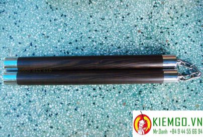 con-nhi-khuc-go-mun-soc-boc-inox-tron là một lựa chọn tuyệt vời cho trưng bày và tập luyện trình độ cao, là loại côn gỗ quý bậc nhất việt nam, màu xanh đen sọc đen mịn, gia công cực chuẩn, đánh bóng gỗ tự nhiên không sơn PUA