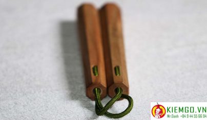 con-nhi-khuc-go-xa-xi côn nhị khúc gỗ xá xị là loại côn gỗ quý, chất gỗ mềm, mùi gỗ thơm đặc biệt mùi xá xị, màu gỗ trắng vàng