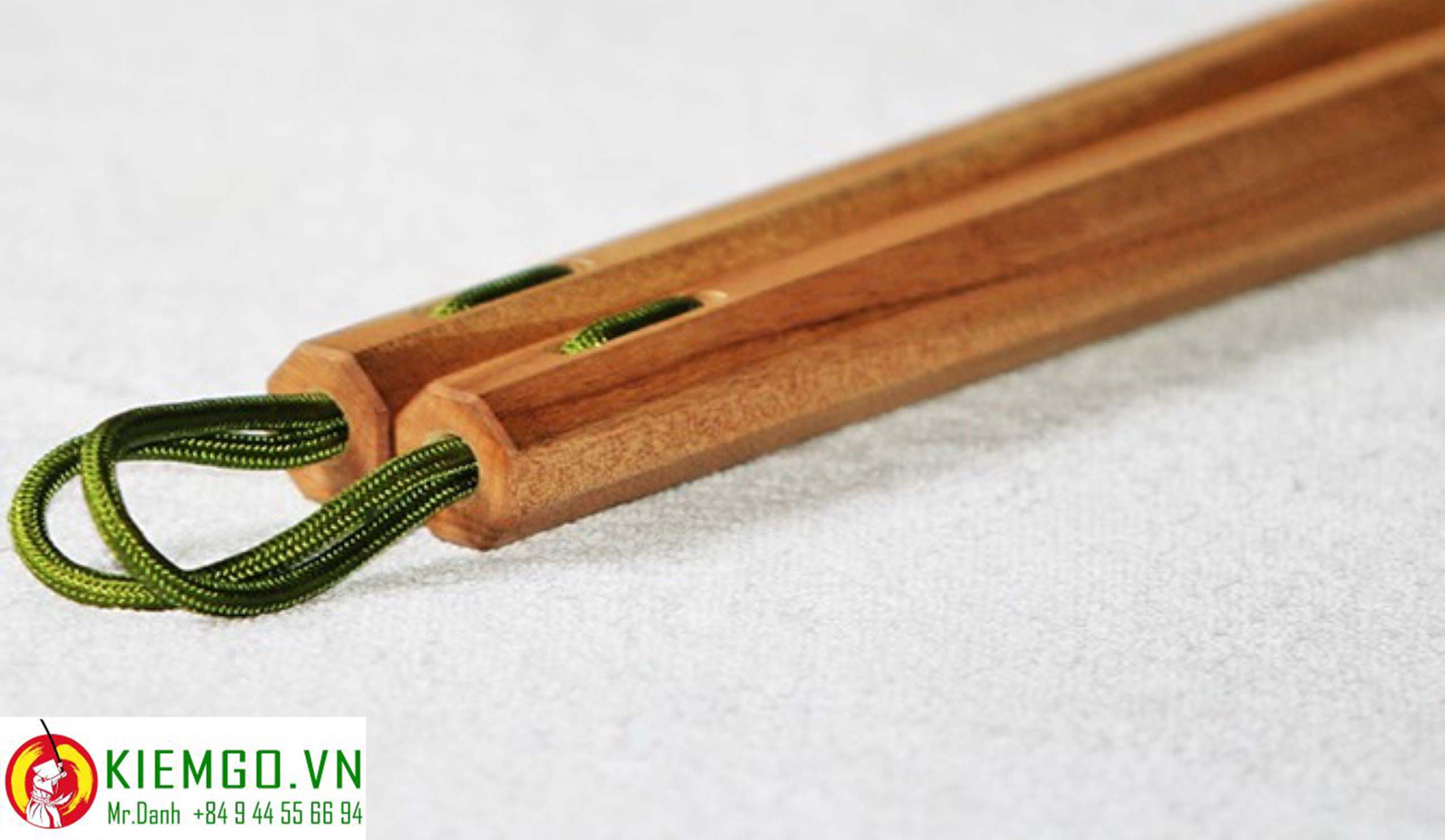con-nhi-khuc-go-xa-xi côn nhị khúc gỗ xá xị là loại côn gỗ quý, chất gỗ mềm, mùi gỗ thơm đặc biệt mùi xá xị, màu gỗ trắng vàng